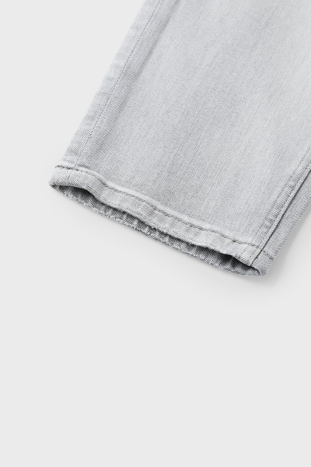 그레이 컬러의 라이트워시 데님 진 M-QJEAN07는 남성들을 위한 캐주얼 데님 팬츠입니다. 면, 폴리에스터, 스판덱스의 혼방으로 제작되어 부드러운 촉감과 뛰어난 착용감을 제공하며, 슬림핏과 레귤러핏으로 출시되어 다양한 스타일을 연출할 수 있습니다. 빈티지한 워싱과 디스트로이드 디테일, 5포켓 디자인이 특징이며, 스트레치 소재로 활동성을 높였습니다.
