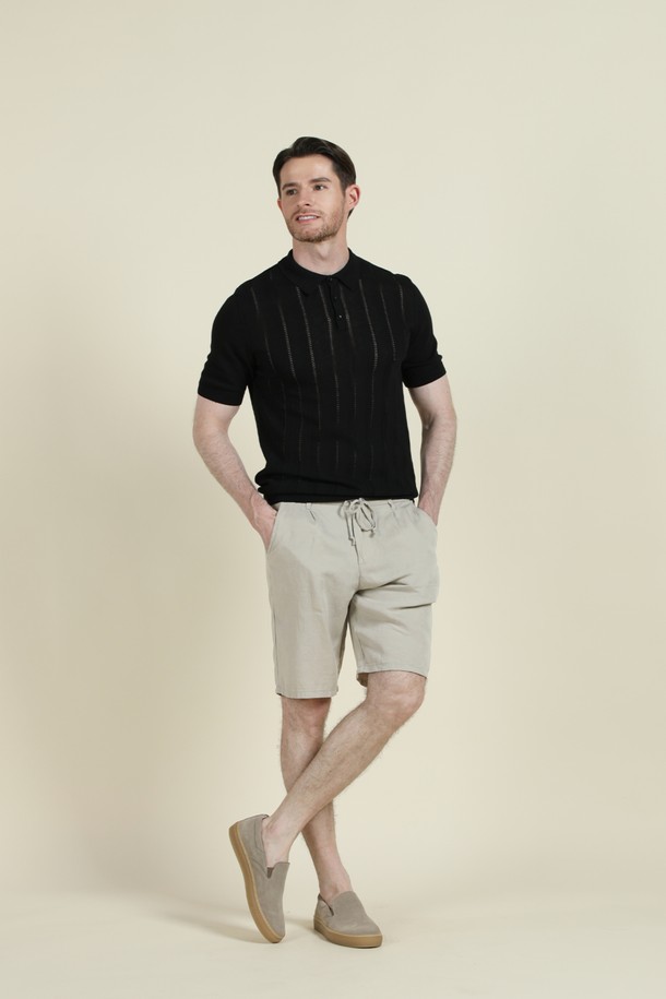 부드러운 텐셀과 리넨 혼방 소재로 제작된 남성 드로우스트링 쇼츠입니다. 카키와 그레이 두 가지 색상으로 만나볼 수 있으며, 허리 부분 드로우스트링과 슬림 또는 레귤러 핏으로 편안한 착용감을 제공합니다. 무릎 위 기장으로 시원하며, 뒷면 로고 자수와 뒷주머니 봉제 제거 가능한 디테일이 돋보이는 데일리 쇼츠입니다.
