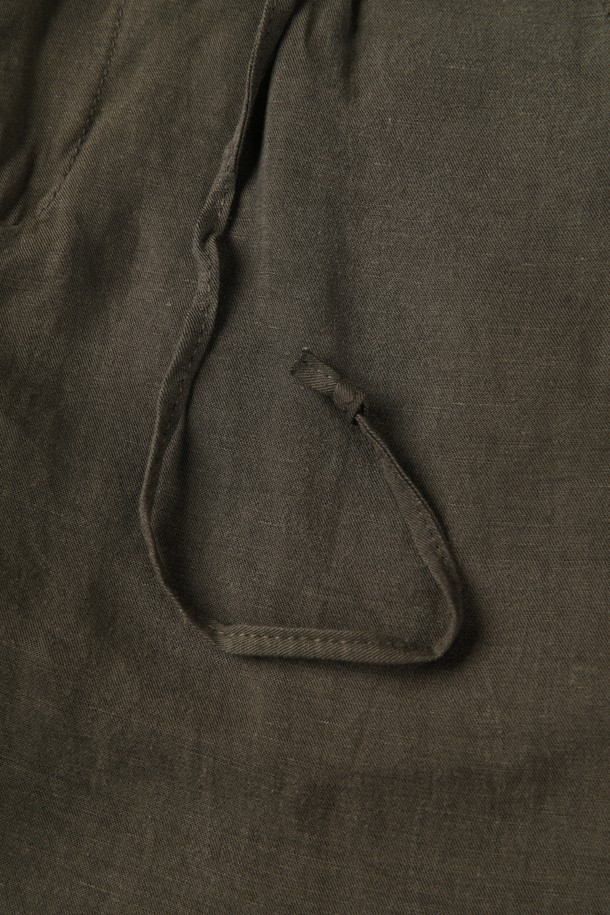 부드러운 린넨과 텐셀 혼방 소재로 제작된 남성 드로우스트링 쇼츠입니다. 카키 색상에 무지 디자인으로, 여름 및 간절기에 캐주얼하고 베이직한 스타일을 연출하기 좋습니다. 슬림핏, 레귤러핏, 릴렉스핏으로 편안함을 더했으며, 뒷면 로고 자수와 뒷주머니 봉제(제거 가능) 디테일이 특징입니다.
