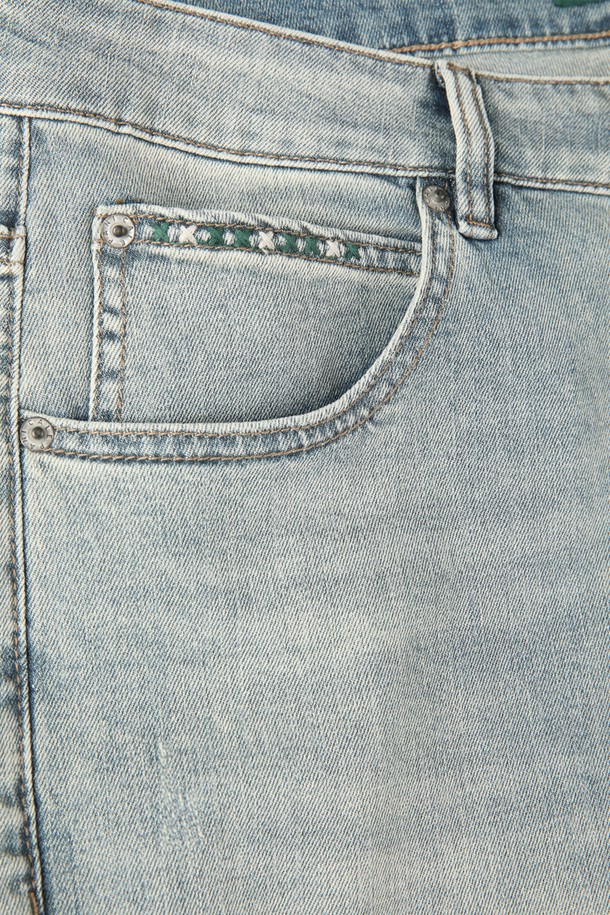 라이트블루 컬러의 남성용 데님 진으로, 캐주얼한 스타일을 연출하기에 좋습니다. 면, 폴리에스테르, 스판덱스의 혼방 소재로 제작되어 부드러운 촉감과 편안한 착용감을 제공하며, 은은한 워싱과 배색 자수 디테일이 돋보입니다. 레귤러핏과 스트레이트 핏으로 디자인되었으며, 5포켓 디자인과 간절기, 여름, 겨울 등 다양한 계절에 활용 가능한 실용적인 아이템입니다.
