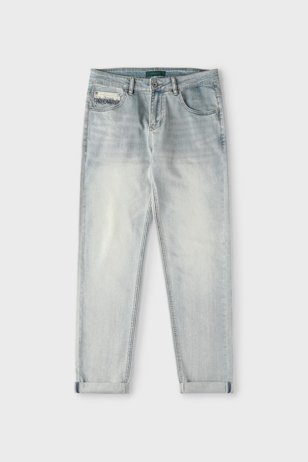 라이트블루 배색 스티치 데님 진 M-QJEAN10은 캐주얼, 미니멀, 클래식 스타일을 즐기는 남성을 위한 데님 진(진)입니다. 여름, 간절기, 겨울, 계절에 구애받지 않고 일상에서 편안하게 착용할 수 있습니다. 은은한 워싱과 포켓 배색 스티치가 돋보이며, 5포켓 디자인으로 실용성을 더했습니다. 레귤러 슬림핏으로 떨어지는 핏에 신축성 좋은 면, 폴리에스터, 스판 혼방 소재로 제작되어 부드러운 촉감을 선사합니다. 동네 마실룩이나 데이트룩에 활용하여 멋스러운 스타일을 연출해 보세요.
