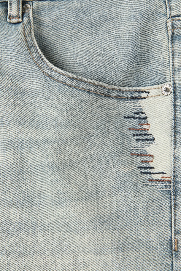 라이트블루 스티치 데님 진 M-QJEAN09는 남성을 위한 데일리 청바지입니다. 봄, 여름, 가을 계절에 적합하며, 캐주얼, 베이직 스타일을 연출할 수 있습니다. 레귤러 슬림 핏으로 제작되었으며, 부드러운 촉감이 특징입니다. 워싱과 스티치 패턴, 5포켓 디자인과 배색 스티치 디테일로 포인트를 더했습니다. 쇼핑룩, 카페룩과 같은 TPO, 캐주얼, 미니멀 스타일을 선호하는 분들께 추천합니다.
