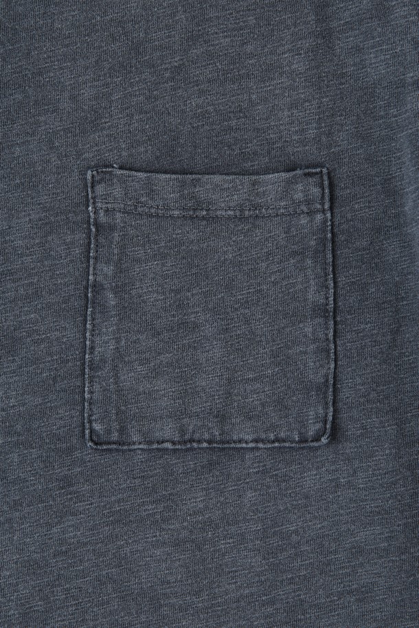 블루 가먼트 다이 코튼 포켓 데일리 티셔츠 F-HTEE63는 부드러운 촉감의 면 소재로 제작되어 편안한 착용감을 선사합니다. 빈티지한 무드를 더하는 후염 가공과 데일리룩에 활용하기 좋은 디자인, 그리고 실용적인 포켓 디테일이 특징입니다. 슬림, 레귤러, 오버핏으로 다양한 핏을 선택할 수 있으며, 블루, 카키, 차콜 세 가지 색상으로 출시되어 간절기, 여름, 겨울 등 계절에 구애받지 않고 폭넓게 활용할 수 있습니다.
