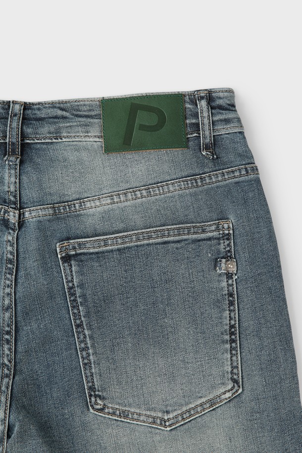 **디스트레스드 워싱 데님 진 M-QJEAN13**은 남성용 데님 진으로, 캐주얼한 스타일을 연출하기에 좋습니다. 부드러운 촉감의 면, 리오셀, 폴리에스터, 스판 혼방 소재에 은은한 워싱과 디스트레스드 디테일이 더해져 유니크한 디자인을 완성합니다. 슬림, 레귤러, 스트레이트 핏으로 다양한 체형에 맞춰 선택 가능하며, 5포켓 디자인으로 실용성을 더했습니다.
