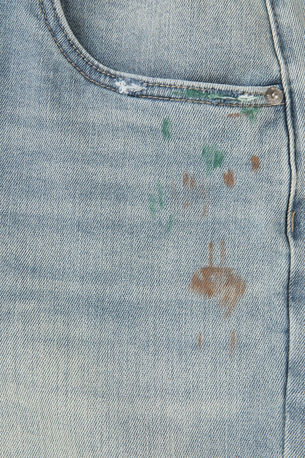 페인트 워싱 데님 진 M-QJEAN12는 남성용 데님 팬츠로, 캐주얼한 스타일을 연출하기 좋습니다. 부드러운 촉감과 신축성 좋은 면, 폴리에스터, 비스코스, 스판덱스 혼방 소재로 제작되어 편안한 착용감을 제공하며, 레귤러핏 또는 슬림핏으로 폭넓은 핏을 선택할 수 있습니다. 은은한 워싱과 페인트 디테일, 5포켓 디자인이 특징이며, 여름, 간절기, 겨울까지 활용 가능한 실용적인 아이템입니다.
