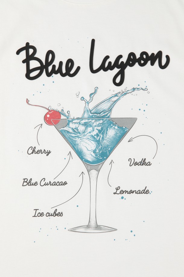 블루 라군 프린트 티셔츠 F-QTEE13은 시원한 화이트 컬러에 블루 라군 칵테일 그래픽 프린팅으로 포인트를 준 남성용 티셔츠입니다. 얇고 부드러운 면 소재로 제작되어 여름과 간절기에 쾌적하게 착용 가능하며, 슬림핏 라운드넥 디자인으로 캐주얼한 스타일을 연출합니다. 신축성이 좋아 편안한 착용감을 선사하며, 일상복으로 활용하기 좋습니다.
