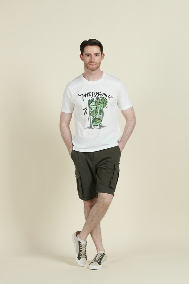 워싱 처리된 면혼방 소재의 남성용 카고 반바지입니다. 부드러운 촉감의 면 98%, 스판덱스 2% 혼방으로 편안한 착용감을 제공하며, 캐주얼한 스타일로 일상에서 활용하기 좋습니다. 레귤러핏에 무릎 위 기장으로 시원하며, 카고 포켓 디자인으로 실용성을 더했습니다.
