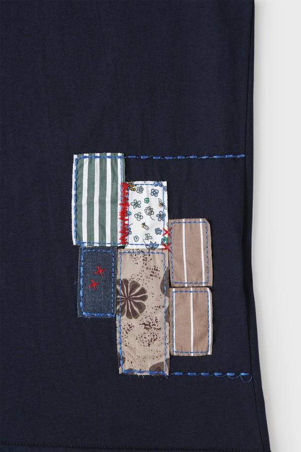 네이비 컬러의 코튼 소재로 제작된 남성용 코튼 패치워크 로고 티셔츠 F-QTEE14입니다. 부드러운 촉감과 신축성 있는 면 소재로 여름철 시원하고 편안하게 착용할 수 있으며, 슬림핏 라운드넥 디자인이 특징입니다. 다양한 하의와 매치하여 캐주얼하고 베이직한 스타일을 연출할 수 있습니다.
