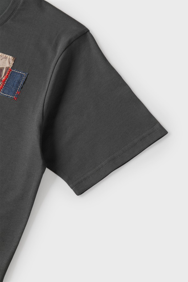 **코튼 패치워크 로고 티셔츠 F-QTEE15**

다채로운 패턴과 컬러의 패치워크 디테일이 돋보이는 코튼 티셔츠입니다. 부드러운 촉감의 면 소재로 제작되어 편안한 착용감을 선사합니다. 슬림핏 디자인과 라운드넥으로 깔끔하고 베이직한 스타일을 연출합니다. 데일리룩 및 간절기, 여름철에 활용하기 좋으며, 캐주얼, 미니멀, 클래식 무드를 모두 소화합니다. 동네 마실룩이나 여행룩으로 코디하기 좋습니다.
