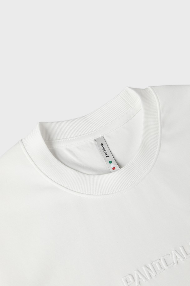 블랙과 화이트 색상으로 출시된 남성용 로고 반팔 티셔츠 M-QTEE22는 부드러운 촉감의 비스코스, 폴리에스터, 스판 혼방 소재로 제작되었습니다. 라운드넥 디자인에 앞면 로고 자수 포인트를 더했으며, 슬림핏, 레귤러핏, 오버핏까지 다양한 핏으로 출시되어 깔끔한 실루엣을 연출합니다. 여름과 간절기에 적합하며, 일상 및 캐주얼 스타일을 즐겨 입는 남성분들에게 추천하는 베이직한 반팔 티셔츠입니다.
