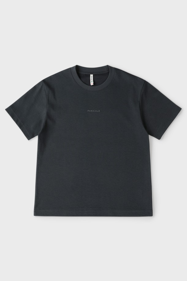 로고 반팔 티셔츠 M-QTEE23은 부드러운 촉감과 쾌적한 착용감을 선사하는 남녀 공용 상의입니다. 화이트와 차콜 두 가지 색상으로 출시되었으며, 여름과 간절기에 활용하기 좋은 베이직 스타일의 레귤러 핏 티셔츠입니다. 폴리에스터, 리오셀, 면, 스판 혼방 소재로 제작되어 신축성이 뛰어나 편안하게 활동할 수 있으며, 여유 있는 실루엣을 연출합니다.
