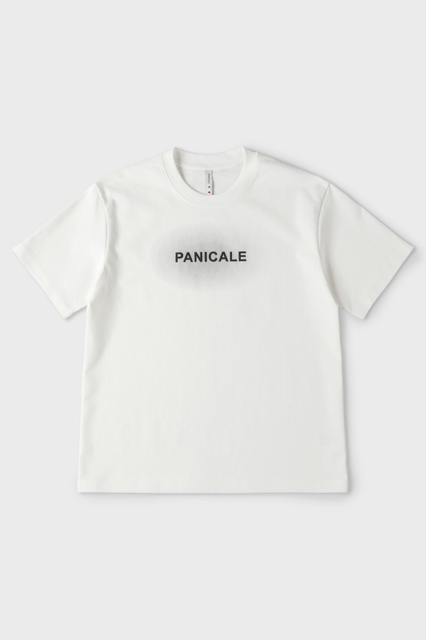 그라데이션 로고 반팔 티셔츠 M-QTEE24는 부드러운 촉감의 화이트 컬러 남성용 반팔 티셔츠입니다. 여름과 간절기에 적합하며, 오버핏 또는 슬림 레귤러 핏으로 연출 가능합니다. 전면에 그라데이션 효과의 로고 프린트가 특징이며, 단정한 라운드넥과 깔끔한 실루엣으로 캐주얼하고 베이직한 스타일을 연출합니다.
