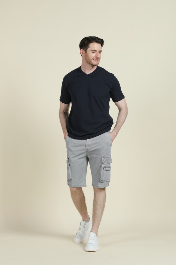 워시드 면혼방 카고 쇼츠 M-QCPT24는 여름철 시원하게 즐길 수 있는 남성용 카고 쇼츠입니다. 부드러운 면과 스판덱스 혼방 소재로 편안한 착용감을 제공하며, 레귤러핏으로 제작되어 활동성을 높였습니다. 워싱 가공된 무지 디자인에 카고 포켓과 허벅지 부분의 작은 포켓 디테일을 더해 빈티지하면서도 캐주얼한 스타일을 연출합니다.
