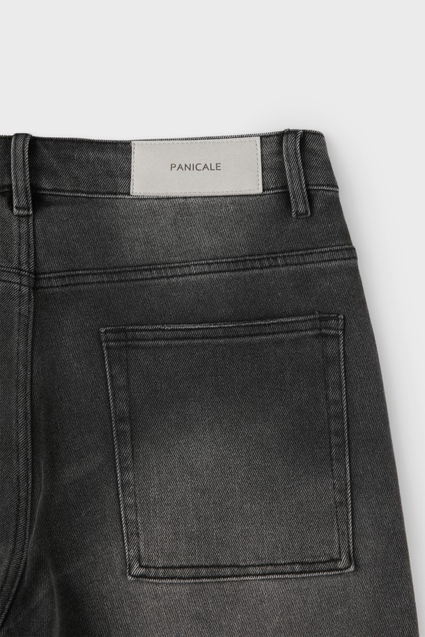 빈티지 워싱 데님 팬츠 M-QJEAN06는 남성용 데님 팬츠입니다. 그레이 컬러에 빈티지하고 캐주얼한 스타일을 더했으며, 여름, 간절기, 겨울까지 폭넓게 활용할 수 있습니다. 면, 폴리에스테르, 비스코스, 스판 혼방 소재로 제작되어 부드러운 촉감과 편안한 착용감을 제공합니다. 레귤러 슬림핏으로 제작되었으며, 5포켓 디자인에 밑단 디스트레스드 처리로 포인트를 더했습니다. 스트레치성이 뛰어나 활동성이 좋고, 캐주얼, 미니멀 스타일을 즐겨 입는 분들께 추천합니다.
