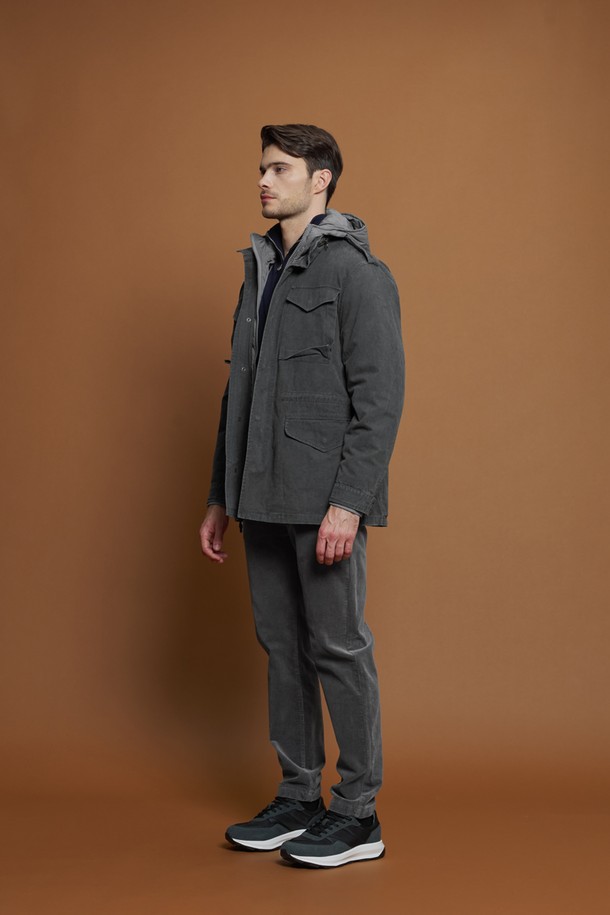 **디테처블 후드 재킷 M-GCJP69**

남성용 디테처블 후드 재킷입니다. 차콜 색상의 무지 패턴으로, 가을과 겨울에 착용하기 좋은 두꺼운 두께감의 점퍼입니다. 캐주얼, 베이직 스타일로 일상, 산책, 여행 등 다양한 TPO에 활용할 수 있습니다. 탈부착 가능한 후드와 킬팅 안감, 플랩 포켓, 어깨 견장 디테일이 특징이며, 투웨이 지퍼와 레귤러핏으로 편안함을 더했습니다. 면, 나일론, 폴리에스테르 혼방 소재로 제작되어 내구성과 유연성이 뛰어나며, 우수한 보온성과 가벼운 착용감을 제공합니다.
