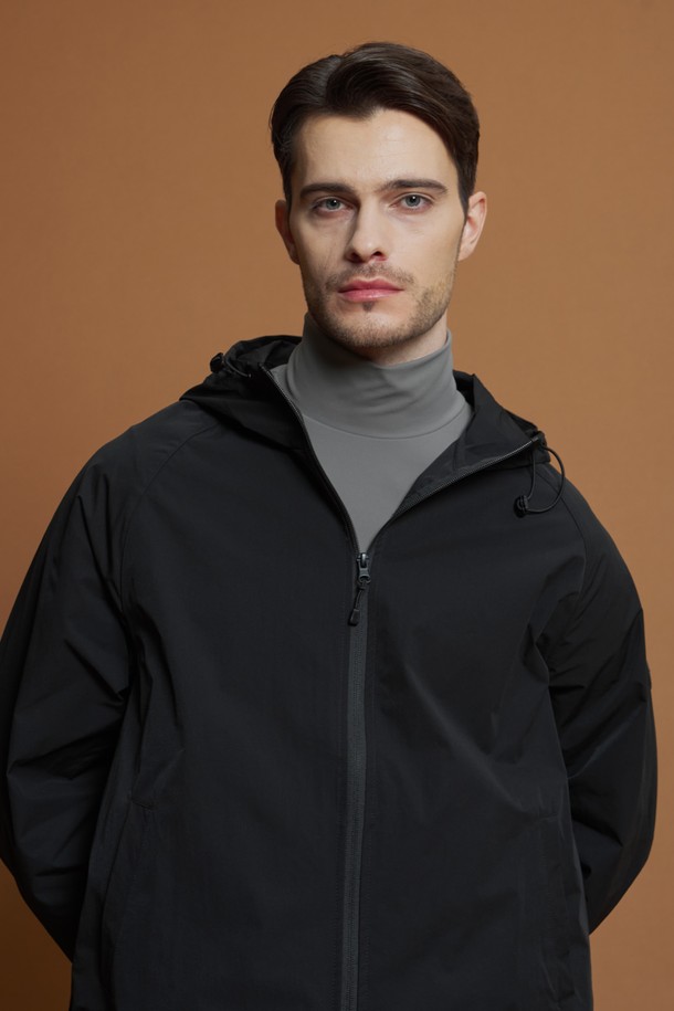 "에센셜 츄잉 반목 티셔츠 D-QTEE56"은 미니멀하고 베이직한 스타일의 공용 반목 티셔츠입니다. 다크그레이, 라이트그레이, 아이보리 세 가지 색상으로 출시되었으며, 가을/겨울 시즌에 적합합니다. 슬림핏에 두꺼운 두께감으로 제작되어 보온성을 높였으며, 부드러운 촉감과 신축성을 제공합니다. 데일리룩, 집콕룩, 출근룩 등 다양한 TPO에 활용 가능하며, 이너웨어 또는 단독 착용, 레이어링 모두 용이합니다. 나일론과 스판 소재 혼방으로 제작되어 편안한 착용감을 선사합니다.
