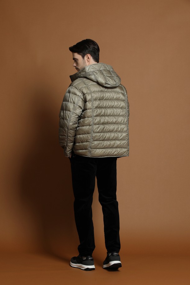 남성용 경량 덕다운 후드 재킷 M-QCJP58입니다. 베이지와 카키 두 가지 색상으로 출시되었으며, 가을, 겨울철 일상 및 캐주얼 출근룩에 적합합니다. 가볍고 따뜻한 덕다운 충전재와 부드러운 나일론 소재를 사용하여 편안한 착용감을 제공합니다. 레귤러핏에 집업 스타일로 간편하게 입고 벗을 수 있으며, 무지 디자인으로 다양한 룩에 활용하기 좋습니다. 두꺼운 두께감으로 보온성을 높였으며, 후드가 있어 더욱 실용적입니다.
