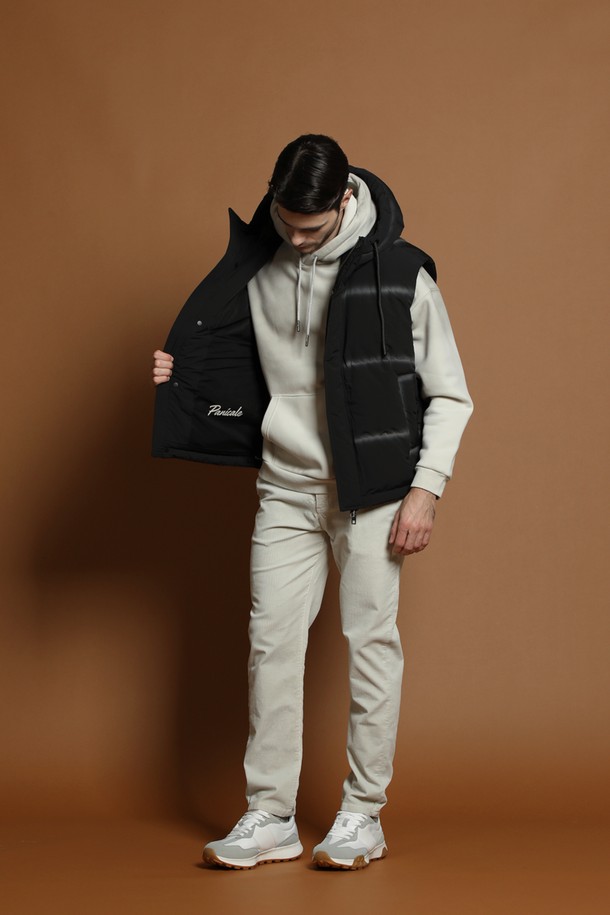 블랙 컬러의 남성용 후드 다운 베스트 M-QCJP59입니다. 겨울철 캐주얼 및 스포티 스타일을 연출하기에 적합하며, 레귤러 핏으로 편안하게 착용할 수 있습니다. 퀼팅 디자인과 후드가 특징이며, 두꺼운 두께감과 부드러운 촉감으로 따뜻함을 선사합니다. 민소매 디자인으로 활동성을 높였으며, 나일론 소재를 사용하여 내구성을 강화했습니다. 집업 형식으로 간편하게 착용 가능하며, 일상에서 폭넓게 활용할 수 있습니다.
