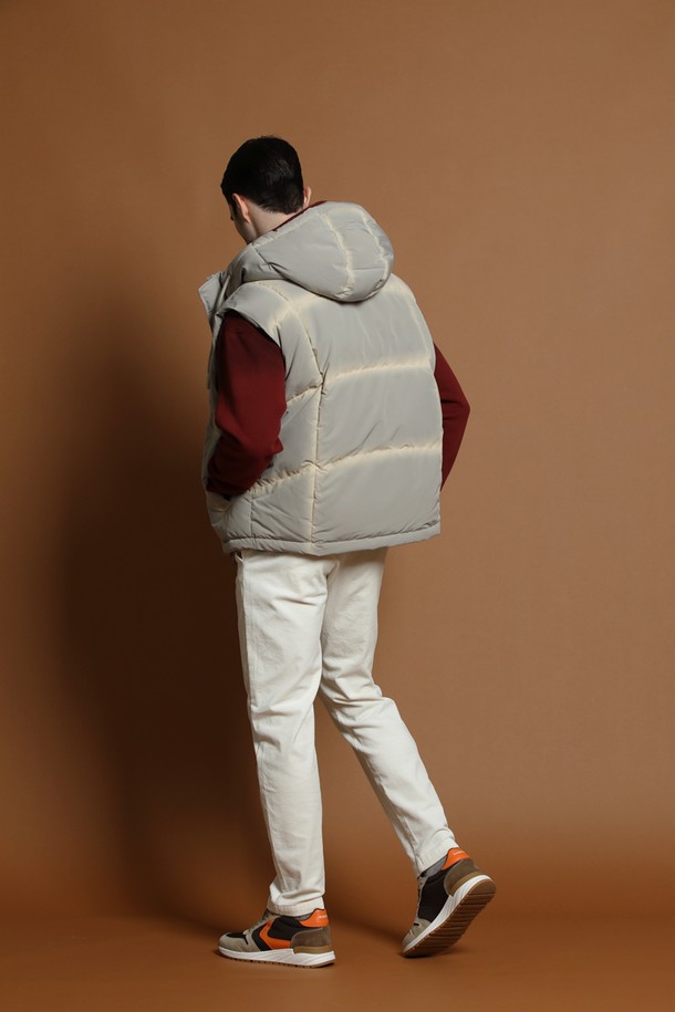 남성용 후드 다운 베스트 M-QCJP59는 겨울철 일상과 캠핑룩에 적합한 아이템입니다. 부드러운 촉감의 나일론 소재와 두꺼운 두께감으로 따뜻함을 제공하며, 캐주얼, 스포티, 미니멀 스타일을 연출하기 좋습니다. 무지 디자인의 그레이 컬러에 레귤러 핏으로 제작되어 편안한 착용감을 선사합니다. 집업 방식과 후드 탈부착 기능으로 실용성을 높인 패딩 베스트입니다.
