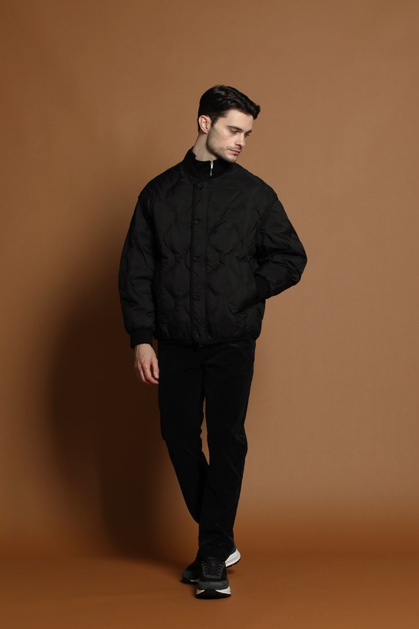 덕다운 퀼팅 점퍼 M-QCJP60는 남성용 겨울 점퍼입니다. 베이직하고 미니멀한 스타일의 블랙 컬러 무지 제품으로, 오버핏으로 제작되어 편안한 착용감을 제공합니다. 겉감은 부드러운 촉감의 퀼팅 디테일이 돋보이며, 충전재는 덕다운을 사용하여 보온성을 높였습니다. 집업 스타일의 긴 소매 기장으로, 일상생활에서 폭넓게 활용할 수 있습니다.
