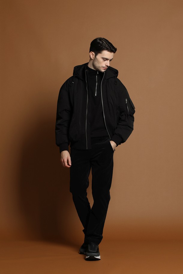 덕다운 블루종 재킷 M-QCJP64는 남성용 겨울 아우터로, 캐주얼하고 미니멀한 스타일을 연출합니다. 블랙 컬러의 무지 디자인으로 어떤 옷에도 쉽게 매치할 수 있으며, 두꺼운 두께감과 부드러운 촉감의 덕다운 충전재가 따뜻함을 선사합니다. 오버핏으로 편안한 착용감을 제공하며, 집업 방식과 긴 소매, 후드, 포켓 디테일이 실용성을 더합니다. 일상복으로 활용하기 좋은 패딩 타입의 블루종 재킷입니다.
