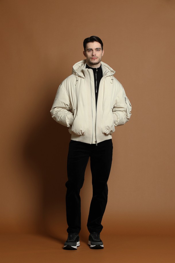 덕다운 블루종 재킷 M-QCJP64는 남성용 아우터로, 겨울철 일상에서 캐주얼하고 스포티한 스타일을 연출하기에 적합합니다. 아이보리, 화이트 두 가지 색상으로 출시되었으며, 숏 기장의 무지 디자인으로 미니멀한 매력을 더합니다. 두꺼운 두께감의 덕다운 충전재와 부드러운 촉감으로 따뜻함을 제공하며, 집업 여밈 방식과 후드, 포켓 디테일이 실용성을 높였습니다. 레귤러핏으로 제작되어 편안한 착용감을 선사하며, 긴 소매 기장으로 보온성을 더했습니다.
