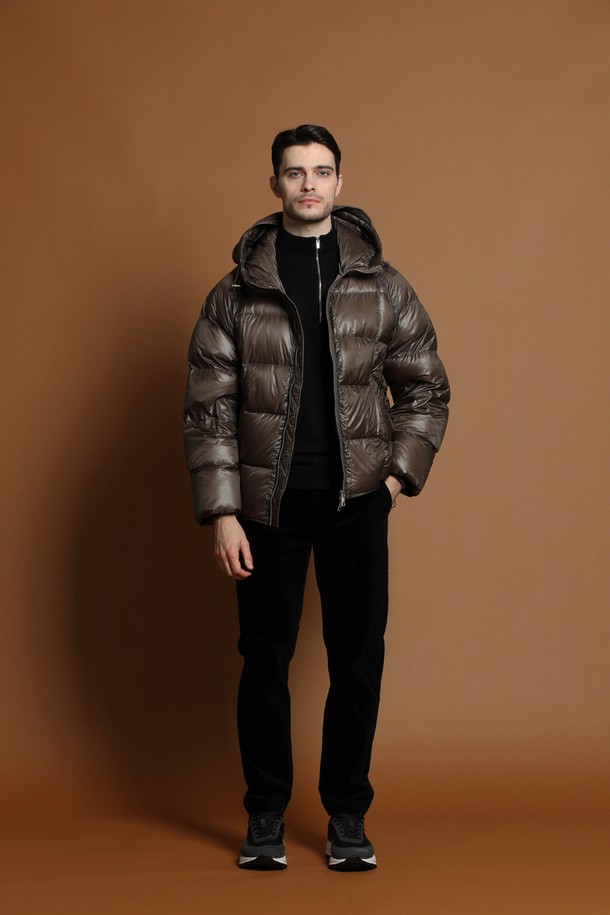 경량 덕다운 패딩 재킷 M-QCJP57은 남성용 겨울 아우터입니다. 브라운 컬러의 베이직하고 미니멀한 디자인으로, 일상복으로 활용하기 좋습니다. 얇고 가벼운 나일론 소재에 덕다운 충전재를 사용하여 보온성을 높였습니다. 레귤러핏에 집업 스타일로 편안하게 착용할 수 있으며, 긴 소매와 후드가 있어 실용적입니다. 무지 디자인으로 다양한 스타일 연출에 용이합니다.
