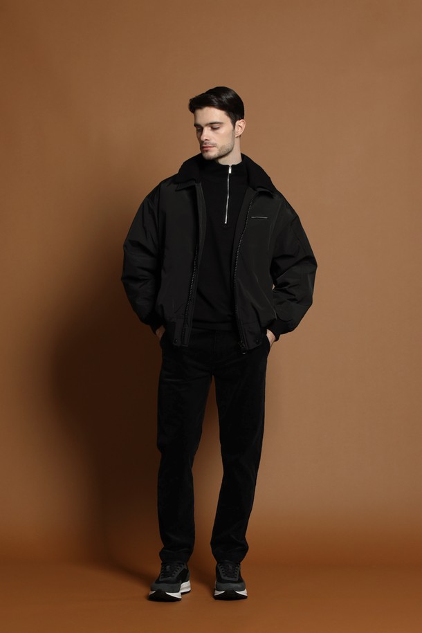 덕다운 더블 카라 블루종 재킷 M-QCJP54는 남성용 겨울 아우터입니다. 블랙 컬러의 무지 디자인으로 캐주얼, 스포티, 미니멀 스타일을 연출하기 좋습니다. 두꺼운 두께감과 부드러운 촉감의 덕다운 소재로 제작되어 보온성을 높였습니다. 넉넉한 오버핏에 집업 방식, 더블 카라 디자인으로 포인트를 주었습니다. 긴 소매 기장의 블루종 재킷으로 일상에서 편안하게 착용할 수 있습니다.
