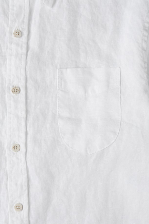 포켓 리넨 셔츠 D-QCSH09는 여름철 일상과 데이트룩, 카페룩에 잘 어울리는 남성용 셔츠입니다. 베이직하고 캐주얼한 스타일로, 슬림핏 디자인과 레귤러 기장으로 제작되었습니다. 리넨 소재 특유의 시원함과 내추럴한 텍스처가 돋보이며, 통기성이 우수하여 쾌적한 착용감을 선사합니다. 화이트, 스카이블루, 오렌지, 브라운, 옐로우 등 다양한 컬러 옵션으로 출시되었으며, 앞면 로고 자수와 포켓 디테일이 특징입니다. 캐주얼, 클래식, 미니멀 스타일을 모두 소화할 수 있는 활용도 높은 셔츠입니다.
