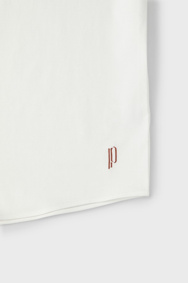 아이보리 컬러의 남성용 반소매 저지 셔츠 D-QCSH04입니다. 면, 레이온, 스판 혼방 소재로 제작되어 부드러운 촉감을 선사하며, 레귤러핏과 슬림핏으로 다양한 스타일 연출이 가능합니다. 칼라 네크라인과 밑단 로고 자수 디테일, 단추 여밈이 특징이며, 단독 착용은 물론 아우터와 레이어드하여 캐주얼, 미니멀, 클래식 스타일을 소화하기 좋습니다. 데이트룩, 카페룩과 같은 TPO에 적합하며, 여름, 간절기, 겨울까지 활용 가능한 활용도 높은 아이템입니다.
