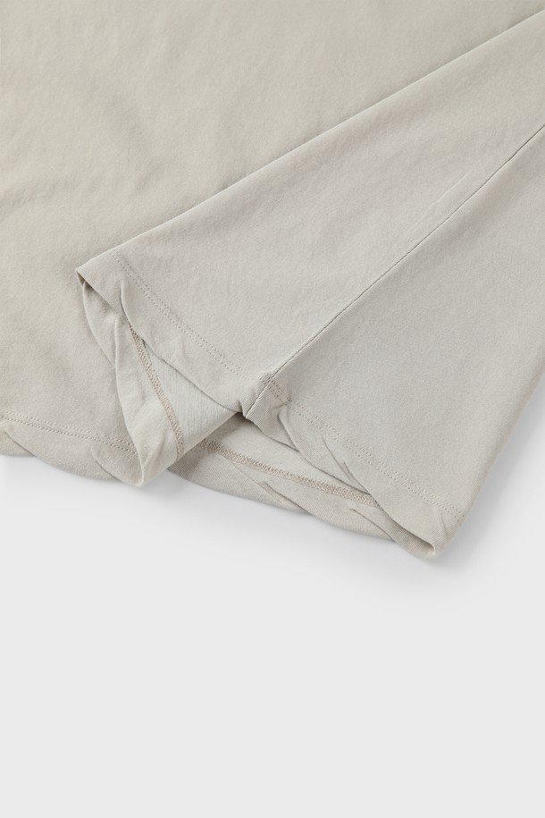 빈티지 워싱 로고 티셔츠 D-QTEE11는 공용으로 제작되어 봄, 여름, 가을 계절에 활용하기 좋은 티셔츠입니다. 샌드 바이오 워싱 처리로 부드러운 촉감을 선사하며, 라운드넥에 슬림핏으로 디자인되어 클래식하고 캐주얼한 스타일을 연출합니다. 다양한 색상(스카이블루, 그린, 아이보리, 네이비, 다크베이지, 블루, 핑크, 차콜, 베이지)으로 출시되어 데이트룩, 쇼핑룩 등 TPO에 맞춰 폭넓게 활용 가능합니다. V 스티치 디테일과 노출된 봉제선이 빈티지한 무드를 더하며, 견고한 이중 박음질로 내구성을 높였습니다. 면 소재의 레귤러 기장 반소매 티셔츠로, 로고 패턴이 특징입니다.
