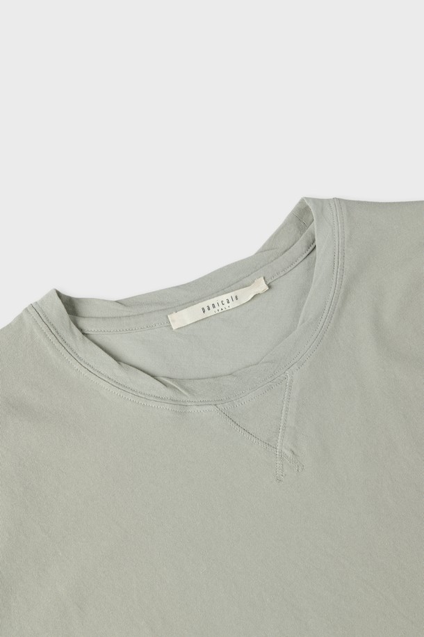 빈티지 워싱 로고 티셔츠 D-QTEE11는 부드러운 면 소재로 제작되어 편안한 착용감을 선사합니다. 스카이블루, 그린, 아이보리, 네이비, 다크베이지, 블루, 핑크, 차콜, 베이지 등 다채로운 9가지 컬러로 출시되어 데일리웨어로 활용하기 좋습니다. 샌드 바이오 워싱 처리와 자연스러운 주름 효과로 빈티지하고 클래식한 무드를 연출하며, 라운드넥에 반소매, 레귤러핏 디자인으로 제작되었습니다. V 스티치 디테일과 견고한 이중 박음질, 로고 패턴이 특징이며, 산책룩이나 카페룩과 같은 캐주얼 스타일에 잘 어울립니다.
