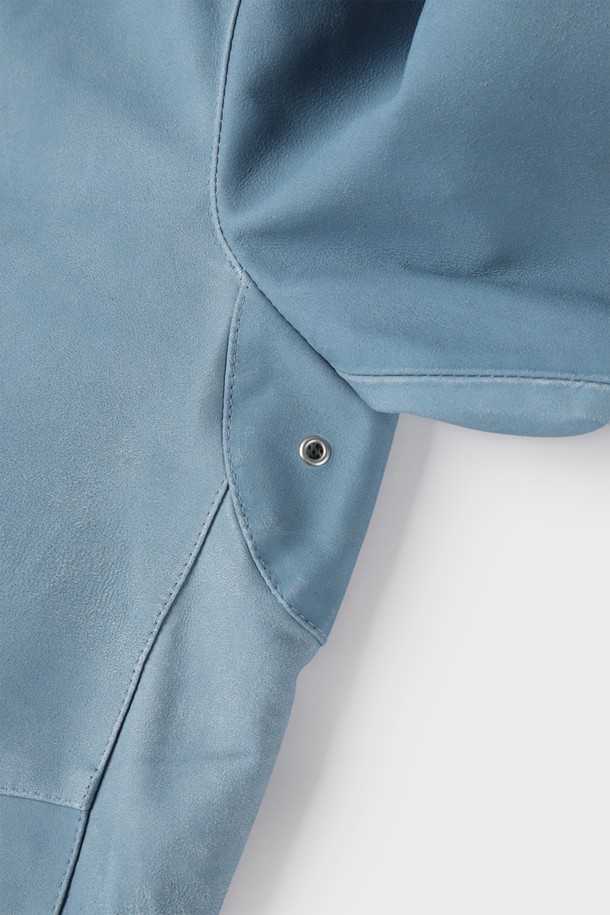 세련된 남성 스타일을 완성하는 양가죽 후드 라이더 재킷 F-QLJP02입니다. 부드러운 촉감의 양가죽 소재와 오일 워싱 처리로 은은한 광택과 고급스러움을 더했습니다. 슬림핏 디자인에 투웨이 지퍼, 후드 및 조임끈, 측면 포켓, 메쉬 안감, 통기성 기능을 더하여 여름부터 겨울까지 폭넓게 활용할 수 있는 실용적인 아이템입니다.
