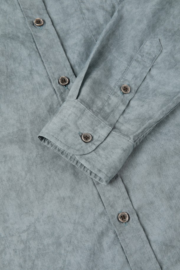 리오셀 린넨 워싱 셔츠 D-QCSH12는 남성용 상의로, 부드러운 촉감의 리오셀과 린넨 혼방 소재로 제작되었습니다. 베이직하면서도 캐주얼한 스타일로, 그레이와 블루 두 가지 색상으로 출시되었습니다. 간절기, 여름, 겨울까지 폭넓게 활용 가능하며, 슬림핏과 레귤러핏 두 가지 핏으로 만나볼 수 있습니다. 단추 여밈, 포켓 디테일, P 자수 포인트, 워싱 가공으로 빈티지한 감성을 더했으며, 데이트룩과 비즈니스 캐주얼, 캐주얼, 클래식, 미니멀 스타일을 즐겨 입는 분들께 추천합니다. 긴 소매 기장의 무지 셔츠입니다.
