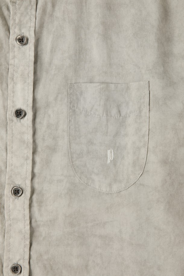 **리오셀 리넨 워싱 셔츠 D-QCSH12**

부드러운 촉감의 리오셀과 린넨 혼방 소재로 제작된 남성 셔츠입니다. 캐주얼한 스타일로 여름, 간절기, 겨울까지 폭넓게 활용 가능하며, 데이트룩과 출근룩에 모두 잘 어울립니다. 슬림핏 디자인에 워싱 처리된 독특한 패턴이 돋보이며, 그레이와 블루 두 가지 색상으로 출시되었습니다. 칼라 넥 라인에 긴 소매 기장으로 세련된 느낌을 더했으며, 단추 여밈과 포켓 디테일, P 자수 포인트가 특징입니다. 티셔츠와 레이어드하여 다양한 스타일을 연출할 수 있습니다.
