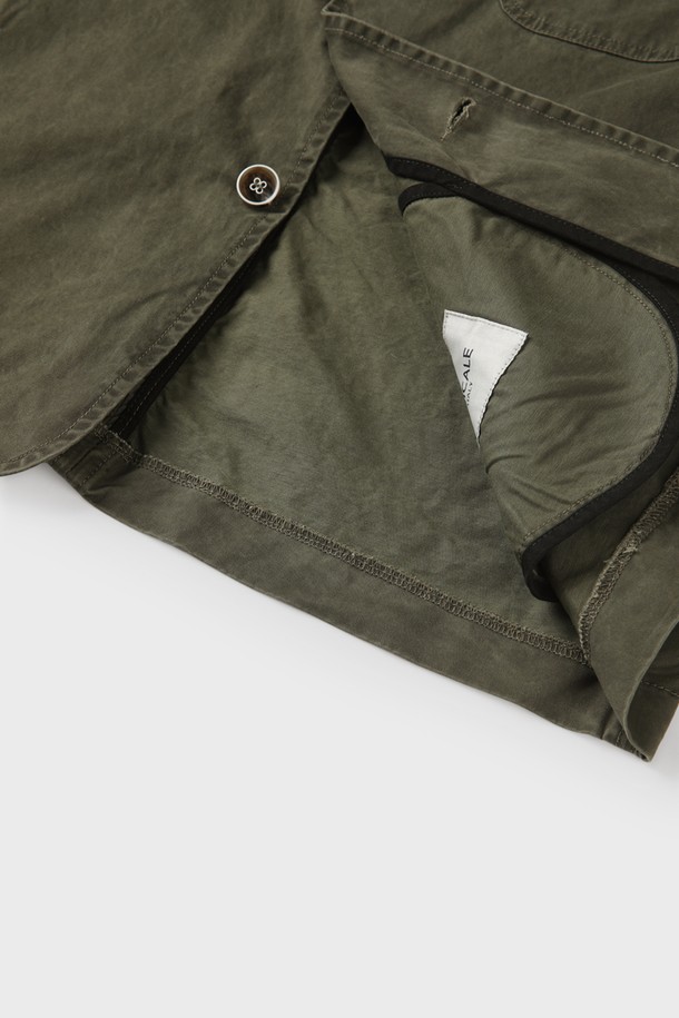 코튼 워크 재킷 M-QCJP03는 남성을 위한 클래식하고 베이직한 스타일의 워크 재킷입니다. 베이지와 카키 두 가지 색상으로 출시되었으며, 얇은 두께의 면 소재로 제작되어 부드러운 촉감을 자랑합니다. 간절기, 여름, 겨울, 다양한 계절에 걸쳐 비즈니스 캐주얼 및 겨울 데일리룩에 활용하기 좋습니다. 레귤러 핏에 긴 소매, 버튼 여밈 방식으로 디자인되었으며, 클래식 칼라와 가슴 및 사이드 포켓, 포켓 스티치 분리 가능 등의 특징을 가지고 있습니다. 미니멀하고 워크웨어 스타일을 연출하기에 적합합니다.
