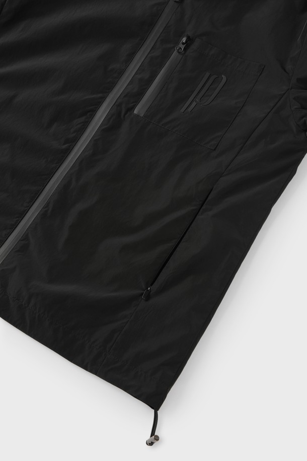 라이트 테크 후드 윈드브레이커 M-QCJP02는 부드러운 폴리에스터 소재로 제작되어 가볍고 편안한 착용감을 제공합니다. 후드와 밑단 조임끈으로 실용성을 더했으며, 앞면과 소매에 로고 디테일로 세련된 포인트를 더했습니다. 일상과 간절기는 물론 여름에도 활용 가능한 레귤러핏의 남성용 윈드브레이커입니다.
