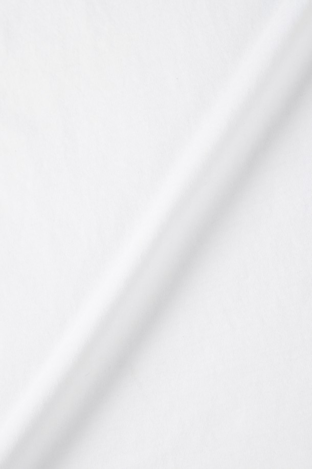 남성용 스티치 로고 반팔 티셔츠 F-QTEE01입니다. 부드러운 면 소재에 슬림핏으로 제작되어 편안한 착용감을 선사하며, 봄, 여름, 가을 간절기 시즌 데일리룩으로 활용하기 좋습니다. 가슴 부분 스티치 로고와 라운드넥 디자인으로 베이직하면서도 세련된 스타일을 연출하며, 레이어드하여 다양한 스타일링을 시도할 수 있습니다.
