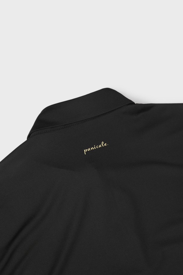 에어로쿨 스트레치 폴로 셔츠 D-QTEE16은 남성용 상의로, 일상 및 스포츠 활동에 적합한 에어로쿨 기능성 폴로 셔츠입니다. 얇고 부드러운 폴리에스터, 스판덱스 혼방 소재로 제작되어 흡습, 냉감, 통기 기능이 뛰어나 쾌적한 착용감을 제공합니다. 클로버 모양 단면 구조와 잠재수축사 가공으로 기능성을 높였으며, 슬림핏, 레귤러핏, 오버핏으로 다양한 스타일을 연출할 수 있습니다. 스포티, 미니멀, 캐주얼 스타일을 선호하는 분들께 추천하는 그레이 컬러의 반소매 무지 폴로 셔츠입니다. 로고 프린팅으로 포인트를 더했습니다.
