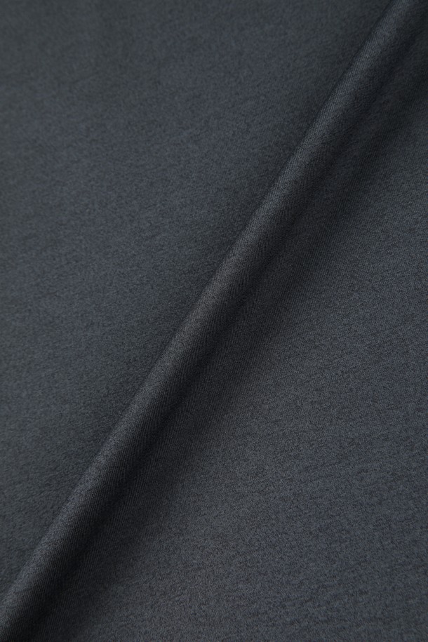 에어로쿨 스트레치 폴로 셔츠 D-QTEE16은 남성용 폴로 셔츠입니다. HYOSUNG(효성) aerocool 기능성 원단을 사용하여 흡습, 냉감, 통기, 속건 기능이 뛰어나 여름철 스포츠 활동이나 일상에서 쾌적하게 착용할 수 있습니다. 클로버 형태의 이형 단면 구조와 잠재권축사 가공으로 부드러운 촉감을 선사하며, 베이직하고 클래식한 스타일을 연출합니다. 슬림핏, 레귤러핏, 오버핏으로 다양한 핏을 선택할 수 있으며, 반소매, 레귤러 기장의 그레이 색상 무지 폴로 셔츠입니다.
