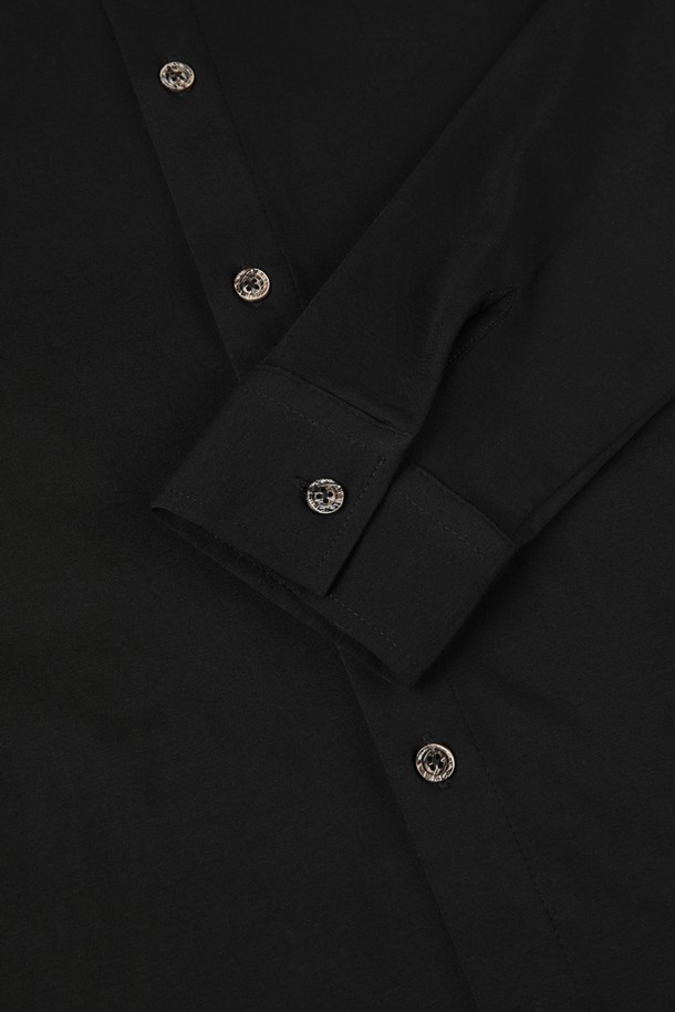 로고 포인트 저지 셔츠 D-QCSH13는 남성용 저지 셔츠입니다. 네이비와 아이보리 두 가지 색상으로 출시되었으며, 여름철 캐주얼 스타일 연출에 적합합니다. 부드러운 촉감의 면, 스판덱스 혼방 소재로 제작되어 편안한 착용감을 제공하며, 신축성이 우수합니다. 슬림핏 라운드넥 디자인에 PANICALE 로고 프린팅으로 포인트를 더했으며, 얇은 두께로 레이어드하여 다양한 스타일을 연출할 수 있습니다. 미니멀하고 베이직한 디자인으로 데일리룩에 활용하기 좋습니다.
