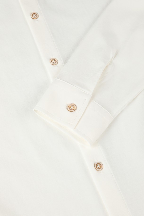 로고 포인트 저지 셔츠 D-QCSH13은 부드러운 촉감의 면과 스판덱스 혼방 소재로 제작되어 편안한 착용감을 선사합니다. 슬림핏으로 깔끔하게 떨어지는 실루엣이 특징이며, 간절기와 여름철에 활용하기 좋은 얇은 두께감입니다. 뒷목 부분에는 PANICALE 로고 프린팅으로 포인트를 주어 캐주얼하고 단정한 스타일을 연출할 수 있습니다. 아이보리 컬러로 어떤 하의에도 잘 어울리며, 데일리룩 또는 레이어드하여 다양한 스타일을 연출하기 좋습니다. 동네 마실룩, 캐주얼, 미니멀, 클래식 스타일을 즐겨 입는 분들께 추천합니다.
