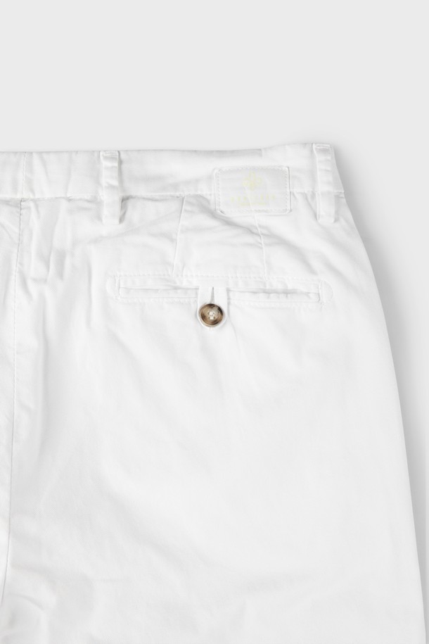 부드러운 촉감의 마이크로 텍스처가 돋보이는 남성용 슬림핏 치노 팬츠 F-QCPT10입니다. 면과 엘라스테인의 혼방으로 제작되어 봄, 여름 시즌 데일리 및 일상용으로 적합하며, 화이트와 베이지 두 가지 컬러로 제공됩니다. 슬림핏 디자인과 앞뒤 포켓 구성, 은은한 마이크로 텍스처 디테일이 모던하고 베이직한 스타일을 완성합니다.
