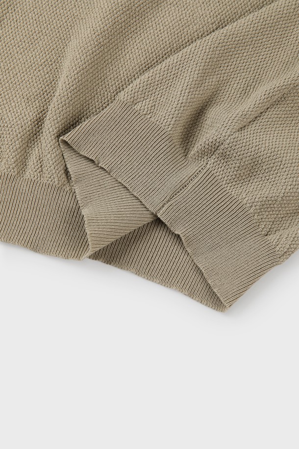 "반소매 집업 폴로 니트 M-QNIT10"은 남성용 반소매 집업 폴로 니트입니다. 베이지, 카키, 아이보리 3가지 색상으로 만나볼 수 있으며, 여름과 간절기에 착용하기 좋습니다. 슬림핏으로 제작되었으며, 부드러운 촉감의 비스코스, 폴리에스터 혼방 소재로 제작되어 편안한 착용감을 선사합니다. 골지 패턴에 클래식한 카라 디자인으로, 데이트룩, 카페룩 등 다양한 TPO에 미니멀하고 클래식한 스타일을 연출할 수 있으며, 단독 또는 아우터 속 이너 니트로 활용 가능합니다.
