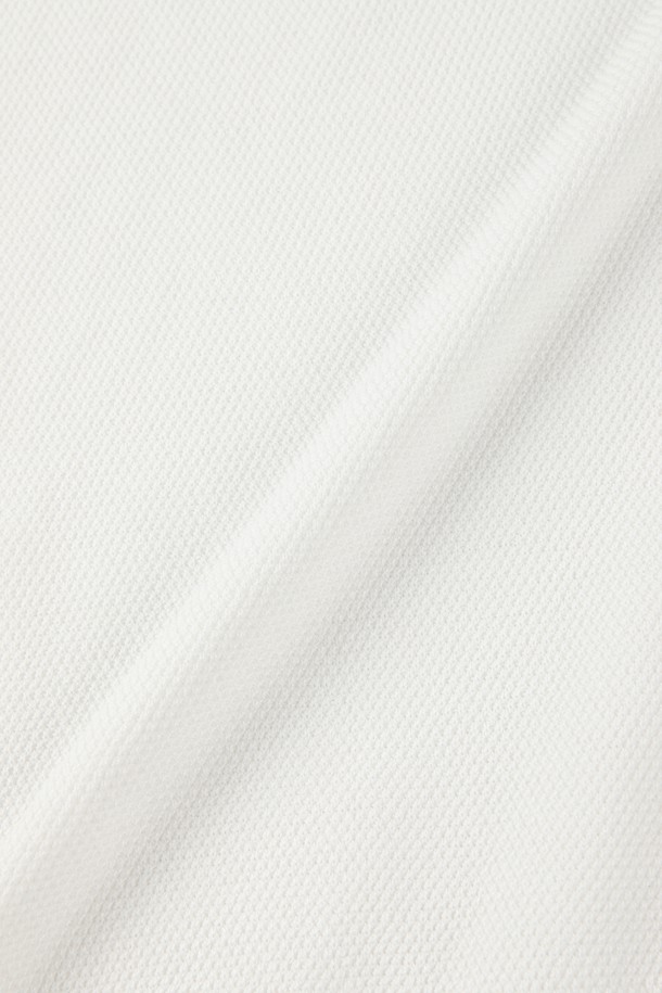 **반소매 집업 폴로 니트 M-QNIT10**

베이직하고 클래식한 스타일의 남성 반소매 집업 폴로 니트입니다. 가볍고 신축성이 좋은 비스코스, 폴리에스터 혼방 소재로 제작되어 여름과 간절기에 착용하기 좋습니다. 슬림핏으로 디자인되었으며, 부드러운 촉감과 골지 패턴이 특징입니다. 데이트룩, 비즈니스 캐주얼 등 다양한 TPO에 활용 가능하며, 단독 또는 이너 니트로도 활용할 수 있습니다. 카키, 베이지, 아이보리 세 가지 색상으로 출시되었습니다.
