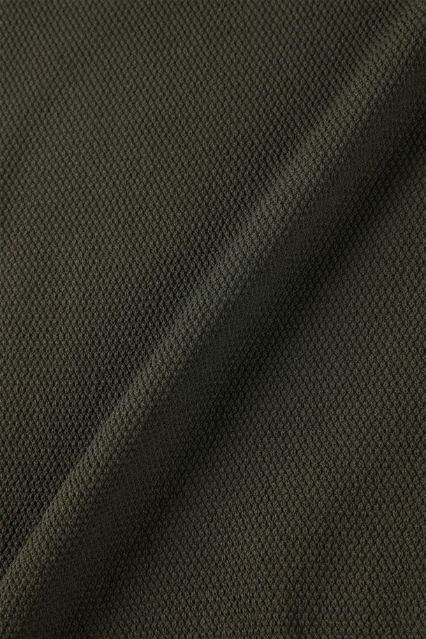 베이직한 디자인의 남성용 반소매 집업 폴로 니트입니다. 비스코스, 폴리에스터 혼방 소재로 제작되어 부드러운 촉감과 편안한 착용감을 선사합니다. 슬림핏으로 제작되었으며, 클래식한 카라 디자인과 골지 패턴이 특징입니다. 여름, 간절기에 데이트룩, 카페룩 등 다양한 TPO에 맞춰 스타일리시하게 연출할 수 있습니다. 단독 착용은 물론, 아우터 속 이너 니트로 활용하여 미니멀하고 캐주얼한 스타일을 완성할 수 있습니다. 컬러는 베이지, 카키, 아이보리 3가지로 만나보세요.
