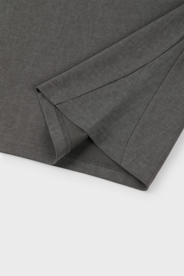 **반집업 폴로 티셔츠 M-QTEE19**

베이지, 블루, 화이트, 카키, 차콜 등 다채로운 컬러로 출시된 반집업 폴로 티셔츠입니다. 면, 폴리에스터, 스판 혼방 소재로 제작되어 부드러운 촉감과 편안한 착용감을 선사하며, 신축성 있는 소재로 활동성을 높였습니다. 레귤러핏에 반소매 디자인으로, 일상, 데이트, 동네 마실, 카페 등 다양한 TPO에 활용하기 좋습니다. 베이직하고 클래식한 스타일로, 미니멀, 캐주얼 룩을 즐겨 입는 분들께 추천합니다. 뒷면 로고 프린팅으로 포인트를 더했습니다.
