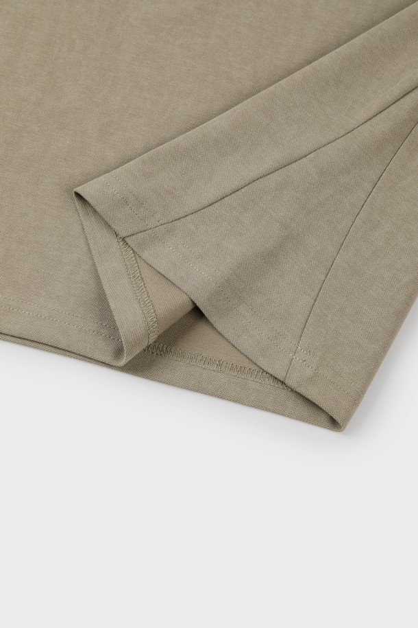 M-QTEE19 반집업 폴로 티셔츠는 베이직하고 클래식한 스타일을 선호하는 분들을 위한 상의입니다. 면, 폴리에스터, 스판 혼방 소재로 제작되어 부드러운 촉감과 신축성을 제공하며, 얇은 두께감으로 여름과 간절기에 시원하게 착용할 수 있습니다. 뒷면 로고 프린트가 돋보이며, 레귤러핏으로 편안한 착용감을 선사합니다. 데이트룩, 카페룩 등 다양한 TPO에 활용하기 좋으며, 미니멀하고 캐주얼한 스타일을 연출할 수 있습니다. 베이지, 블루, 화이트, 카키, 차콜 등 활용도 높은 5가지 컬러로 출시되었습니다.
