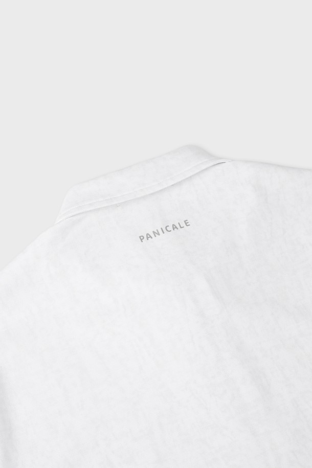 **반집업 폴로 티셔츠 M-QTEE19**는 남성용 반집업 폴로 티셔츠입니다. 베이지, 블루, 화이트, 카키 4가지 색상으로 출시되었으며, 데일리룩과 간절기, 여름철에 착용하기 좋습니다. 클래식하고 베이직한 스타일로, 레귤러 핏의 반소매 기장입니다. 면, 폴리에스터, 스판 혼방 소재로 제작되어 부드러운 촉감을 선사합니다. 클래식한 카라 디자인과 뒷면 로고 프린팅이 특징이며, 카페룩, 여행룩, 미니멀, 캐주얼 스타일을 연출하기에 적합합니다.
