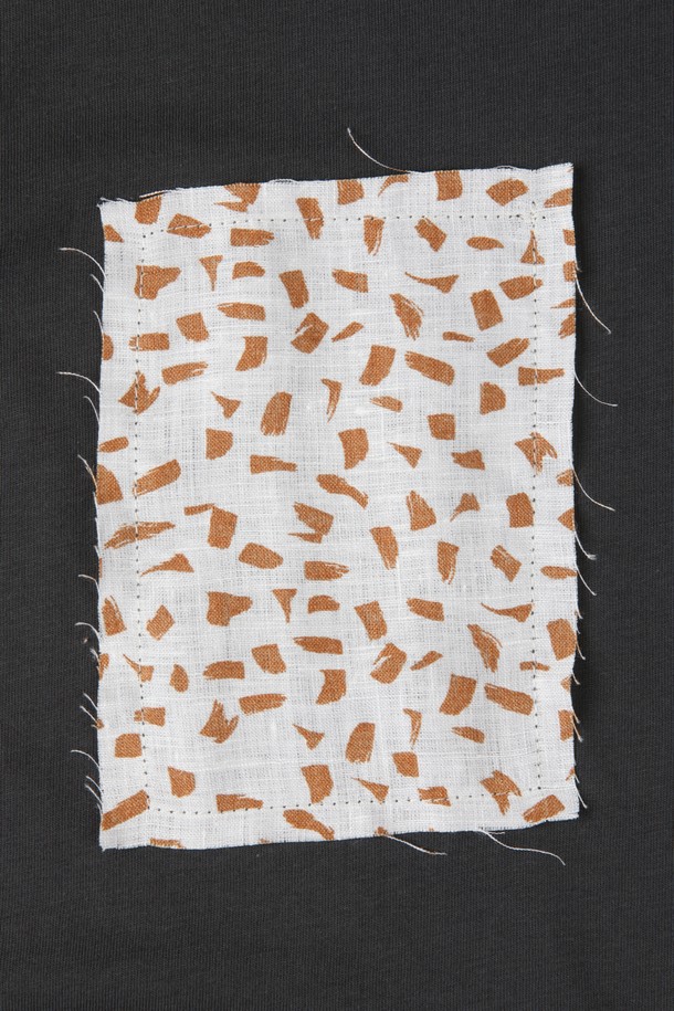 패치워크 코튼 티셔츠 F-QTEE03은 남성을 위한 캐주얼 스타일의 반소매 티셔츠입니다. 차콜과 화이트 두 가지 색상으로 제공되며, 부드러운 면 소재에 신축성을 더해 편안한 착용감을 선사합니다. 다채로운 패턴과 컬러의 패치워크 디자인과 단정한 라운드넥으로 제작되어 다양한 하의와 멋스럽게 매치할 수 있습니다.
